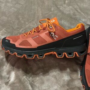 On Cloud -Waterproof hikers